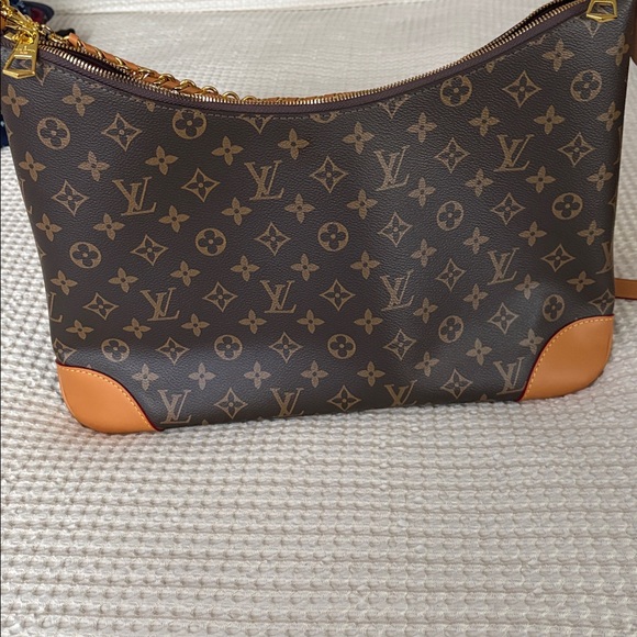 Fashion Shoulder Bag with Tan Accents and beautiful gold hardware - Picture 5 of 9